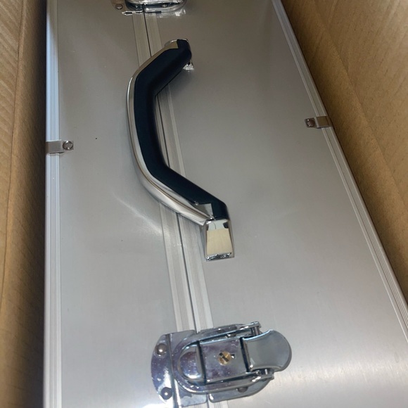 Cosmetic trunk- Cosmetic artist Arbonne Hard-case Tote - Picture 5 of 15